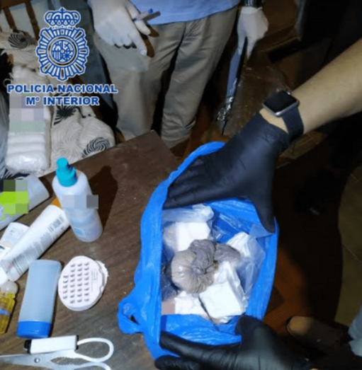 Los detenidos realizaban presuntamente las transacciones con los compradores que acudían a las inmediaciones de su domicilio (Foto TA)